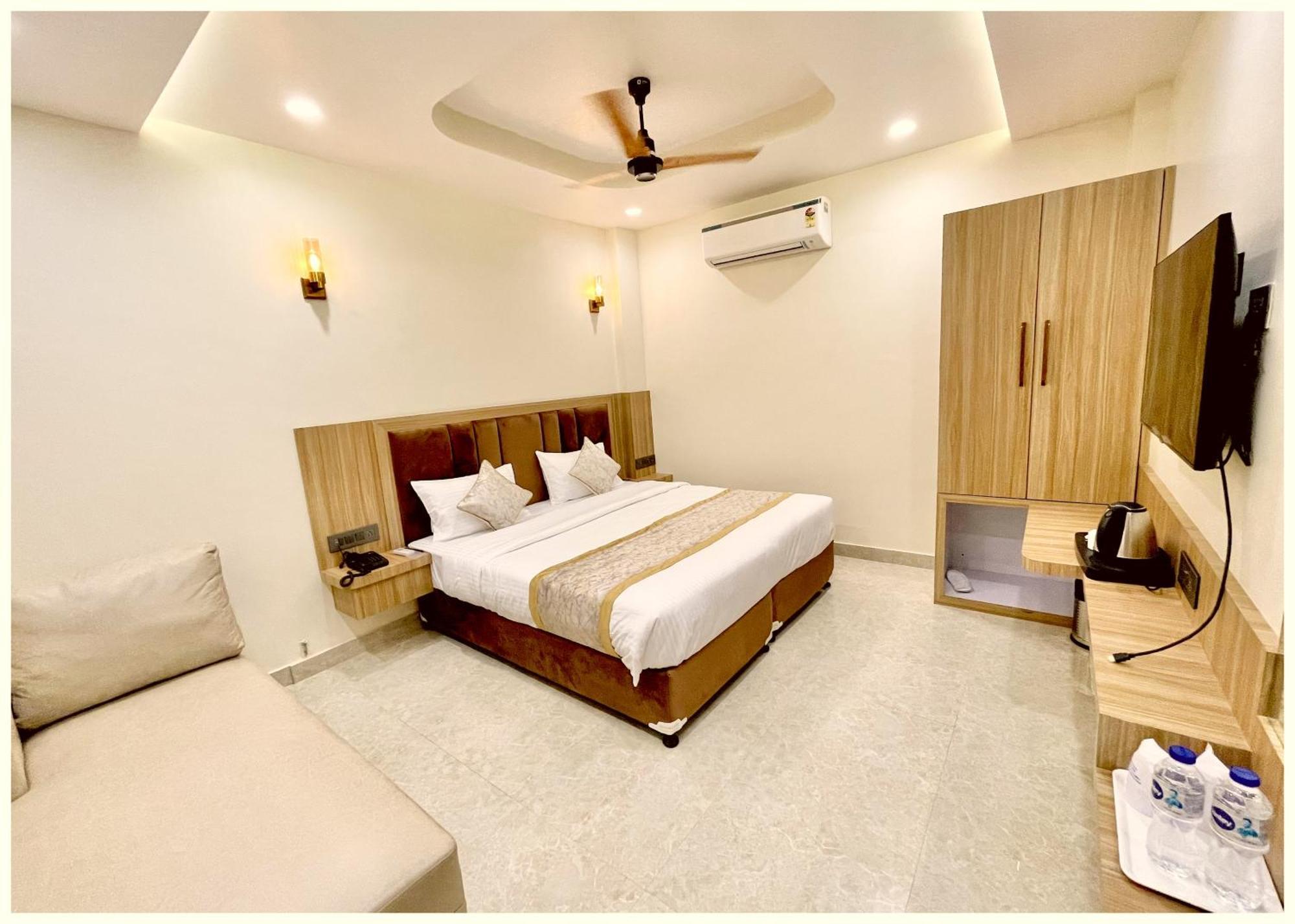 Turtle A Boutique ! -near-golden-sea-beach-and Temple-with-lift-wifi-restaurant-parking Facilities-newly Decorated Room-with-prime-location - Seller In Hotel