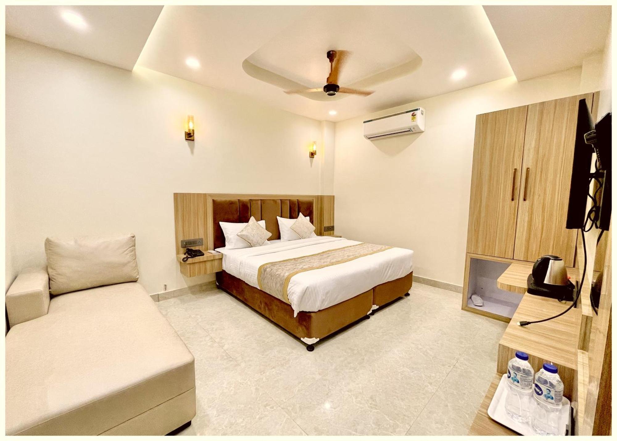 Hotel Turtle A Boutique ! -near-golden-sea-beach-and Temple-with-lift-wifi-restaurant-parking Facilities-newly Decorated Room-with-prime-location - Seller In 4*